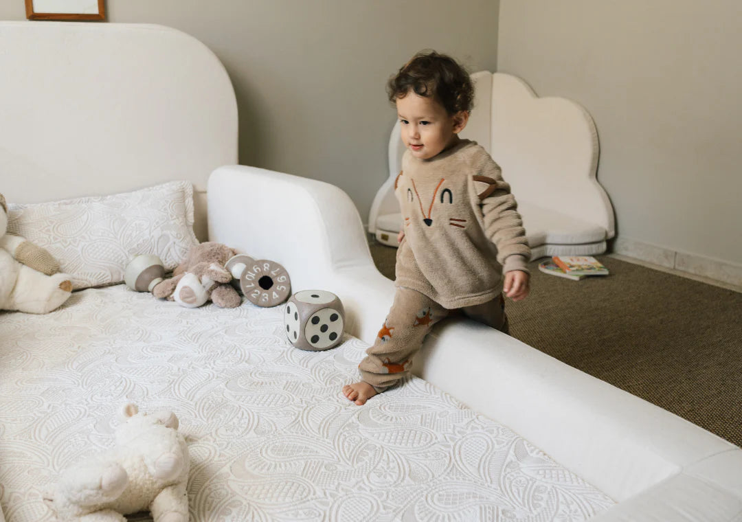 Mulher feliz deitada em uma sofá